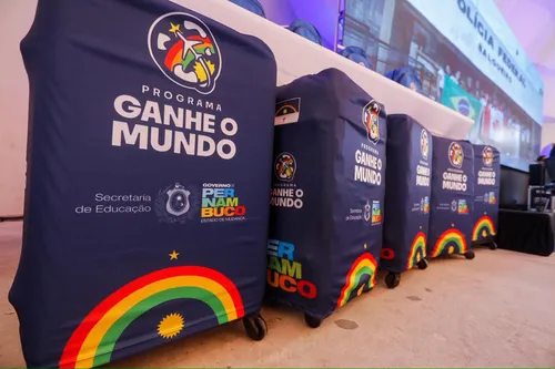 
          Imagem ilustrativa da imagem Estudantes aprovados no "Programa Ganhe o Mundo" recebem kits de viagem
          