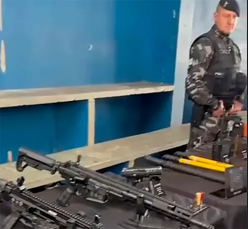 
          Imagem ilustrativa da imagem Evento em escola cívico-militar do Paraná exibe fuzis para alunos: ‘Ação tradicional’, diz governo
          