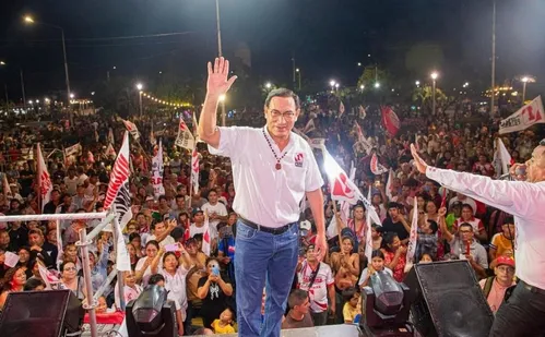 
          Imagem ilustrativa da imagem Ex-presidente peruano Martín Vizcarra é condenado a 14 anos de prisão por corrupção
          