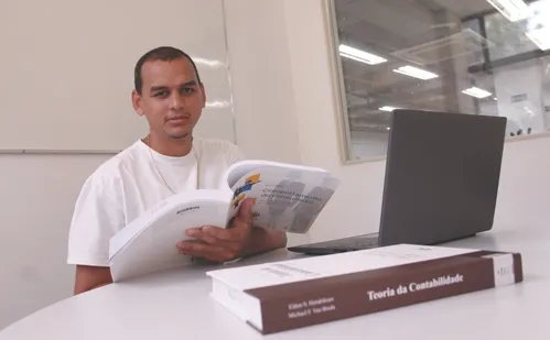 
          Imagem ilustrativa da imagem Faculdades do ES abrem vagas em cursos a distância
          