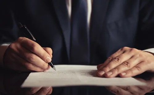 
          Imagem ilustrativa da imagem Falso advogado é preso após enganar ao menos 10 vítimas no ES
          