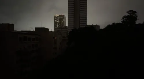 
          Imagem ilustrativa da imagem Falta de luz no Rio: moradores e comerciantes de Copacabana e Leme enfrentam três dias sem energia
          