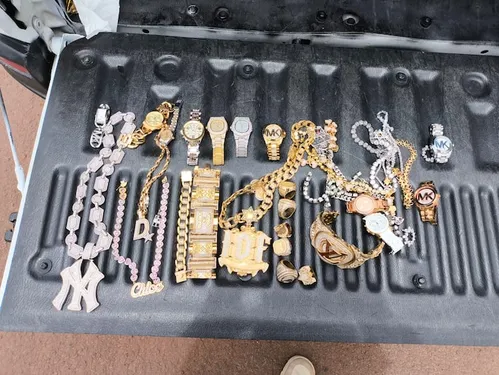 
          Imagem ilustrativa da imagem Família de traficante Peixão é detida tentando fugir para a Bolívia com fortuna em joias
          