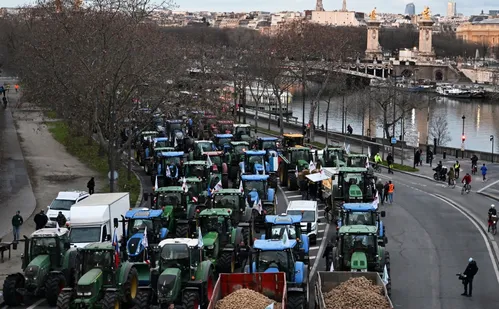 
          Imagem ilustrativa da imagem Fazendeiros franceses protestam com 350 tratores contra acordo entre UE e Mercosul
          