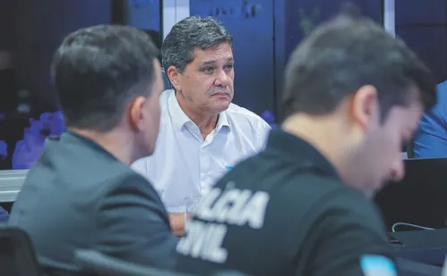 
          Imagem ilustrativa da imagem Ferraço: Estamos equipando as forças de segurança com armamento de primeira linha
          