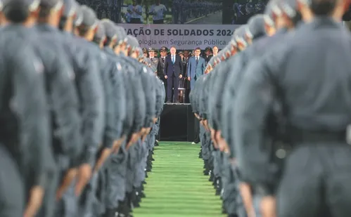 
          Imagem ilustrativa da imagem Ferraço: Estamos equipando as forças de segurança com armamento de primeira linha
          