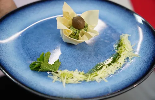 
          Imagem ilustrativa da imagem Recife: festival Volta ao Mundo começa com homenagem à culinária grega
          