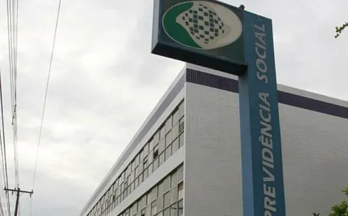 
          Imagem ilustrativa da imagem Fila do INSS é a maior da história com 2,8 milhões de pedidos de aposentadoria
          