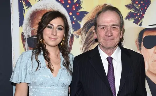 
          Imagem ilustrativa da imagem Filha de Tommy Lee Jones, Victoria Jones é encontrada morta aos 34 anos
          