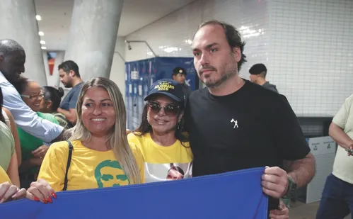 
          Imagem ilustrativa da imagem "Filho 01", Flávio Bolsonaro destaca diferenças do pai: "Sempre fui mais centrado"
          