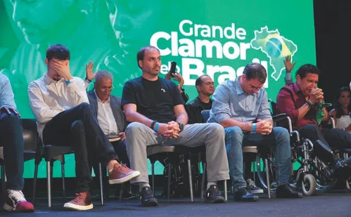 
          Imagem ilustrativa da imagem "Filho 01", Flávio Bolsonaro destaca diferenças do pai: "Sempre fui mais centrado"
          