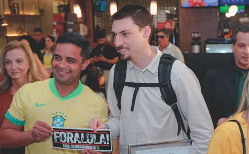 
          Imagem ilustrativa da imagem "Filho 01", Flávio Bolsonaro destaca diferenças do pai: "Sempre fui mais centrado"
          