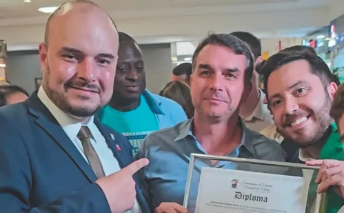 
          Imagem ilustrativa da imagem "Filho 01", Flávio Bolsonaro destaca diferenças do pai: "Sempre fui mais centrado"
          