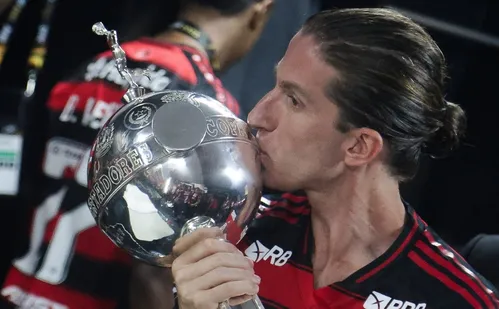 
          Imagem ilustrativa da imagem Filipe Luís chega a acordo com Flamengo, encerra novela e renova contrato até 2027
          