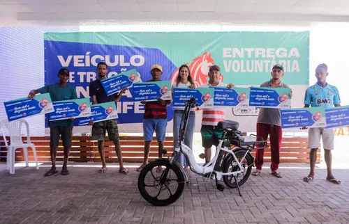 
          Imagem ilustrativa da imagem “Fim da era das carroças”: primeiros condutores recebem bikes e indenização
          