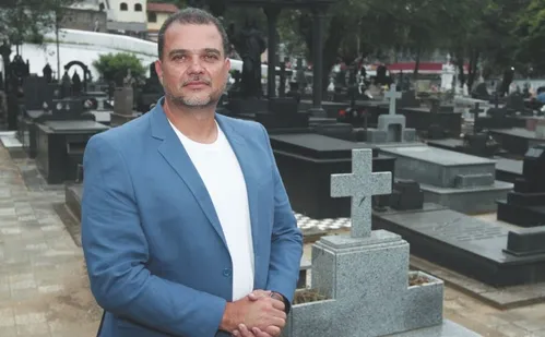 
          Imagem ilustrativa da imagem Finados: Distribuição de flores e até violino nos cemitérios da Grande Vitória
          