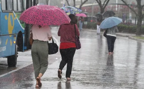 
          Imagem ilustrativa da imagem Final de semana deve ser de tempestade e queda de granizo em todo o ES
          