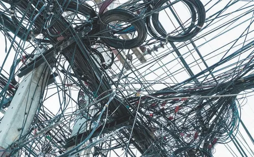 
          Imagem ilustrativa da imagem Fios nos postes: prefeito de Linhares anuncia força-tarefa contra poluição visual
          