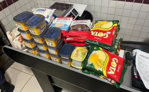 
          Imagem ilustrativa da imagem Fiscalização apreende mais de 60 produtos vencidos em mercearia de Viana
          