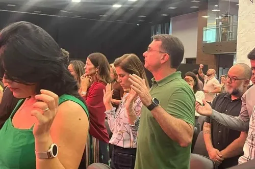 
          Imagem ilustrativa da imagem Flávio Bolsonaro diz que cobrará "preço" para desistir de candidatura
          