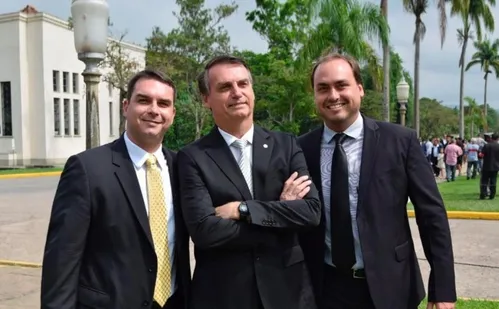 
          Imagem ilustrativa da imagem Flávio e Carlos atacam Moraes após ministro manter Bolsonaro preso na PF
          