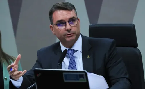 
          Imagem ilustrativa da imagem Flávio visita Bolsonaro e diz que candidatura não tem preço e que procurará centrão
          