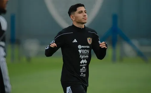 
          Imagem ilustrativa da imagem Fluminense fecha com Savarino e entra em campo animado
          