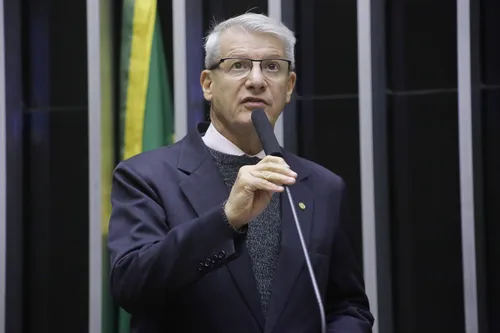 
          Imagem ilustrativa da imagem Folletto não disputa, mas fica à disposição do governo
          