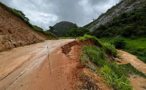 
          Imagem ilustrativa da imagem Fortes chuvas interditam rodovia ES-379 em Muniz Freire
          