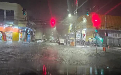 
          Imagem ilustrativa da imagem Fortes chuvas provocam alagamentos em Vitória
          