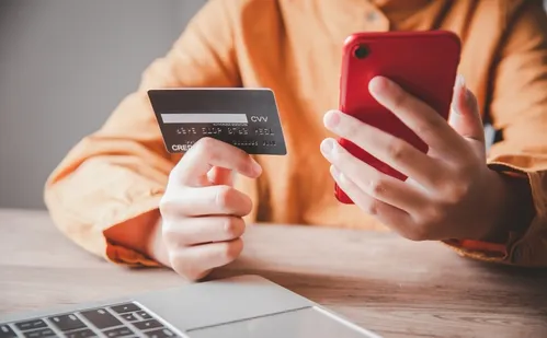 
          Imagem ilustrativa da imagem Fraudes digitais: hackers vendem cartões clonados a partir de R$ 40 na internet
          