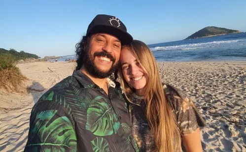 
          Imagem ilustrativa da imagem Gabriel O Pensador se casa com Gabriela Vicente em cerimônia intimista
          