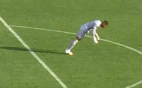 
          Imagem ilustrativa da imagem Goleiro do Sudão desmaia em jogo, mas fica em campo
          