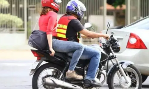 
          Imagem ilustrativa da imagem Governo Lula vai liberar faixa azul para motos em todas as cidades do país
          