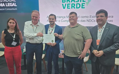 
          Imagem ilustrativa da imagem Governo entrega primeiro Selo Descarboniza-ES para empresa capixaba
          