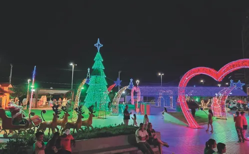 
          Imagem ilustrativa da imagem Guarapari aposta em vila natalina e vira cenário instagramável no Natal
          