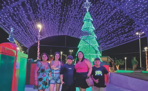 
          Imagem ilustrativa da imagem Guarapari aposta em vila natalina e vira cenário instagramável no Natal
          