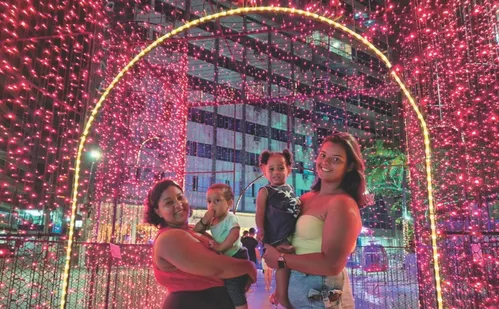 
          Imagem ilustrativa da imagem Guarapari aposta em vila natalina e vira cenário instagramável no Natal
          