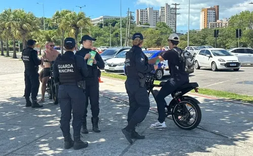 
          Imagem ilustrativa da imagem Guarda de Vitória realiza ações educativas sobre uso de bicicletas elétricas
          