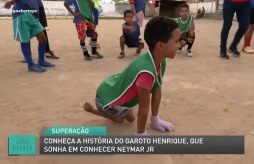 
          Imagem ilustrativa da imagem Henrique joga futebol com as mãos, sonha com Neymar e recebe vídeo do ídolo
          