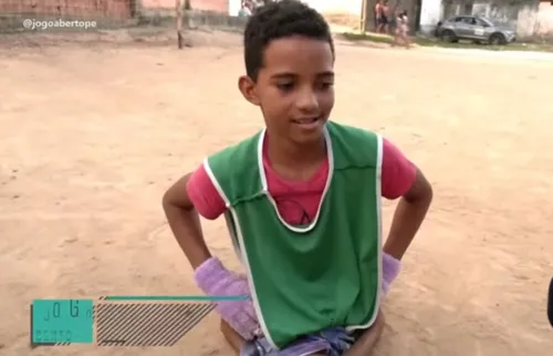 
          Imagem ilustrativa da imagem Henrique joga futebol com as mãos, sonha com Neymar e recebe vídeo do ídolo
          