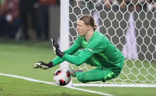 
          Imagem ilustrativa da imagem Herói do PSG, Safonov fraturou a mão durante jogo contra o Flamengo
          