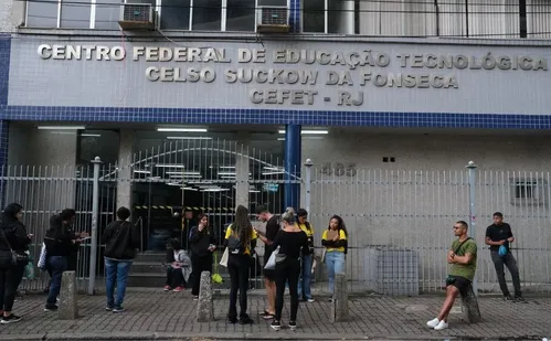 
          Imagem ilustrativa da imagem Homem armado invade Cefet do Rio e mata duas mulheres
          