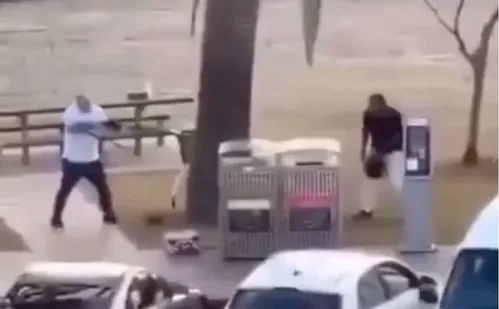 
          Imagem ilustrativa da imagem Homem desarma atirador em praia na Austrália, e premiê o chama de herói
          