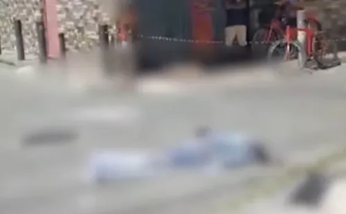 
          Imagem ilustrativa da imagem Homem é agredido por população e preso suspeito de matar mulher em Vila Velha
          