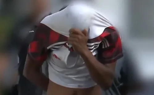 
          Imagem ilustrativa da imagem Homem é preso após agredir companheira com martelada em Viana
          