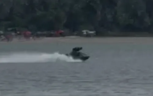 
          Imagem ilustrativa da imagem Homem fica ferido após acidente com jet ski em praia do Grande Recife
          
