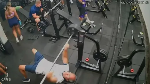 
          Imagem ilustrativa da imagem Homem morre após ser atingido no peito por barra de supino durante exercício em academia
          