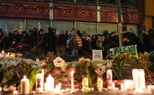 
          Imagem ilustrativa da imagem Homem morto em Minneapolis era americano e trabalhava como enfermeiro de UTI
          