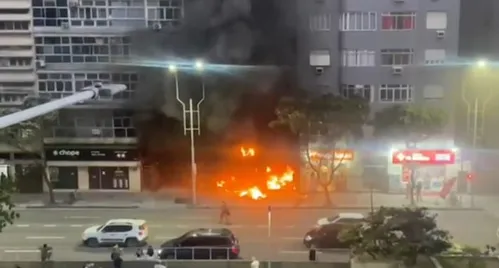 
          Imagem ilustrativa da imagem Morre idosa ferida em incêndio que atingiu loja em Copacabana, no Rio
          